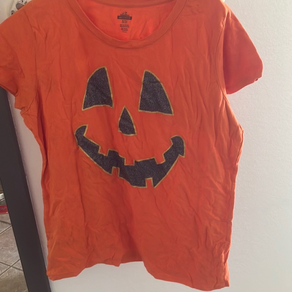 FINAL MARKDOWN Celebrate Halloween tee xl